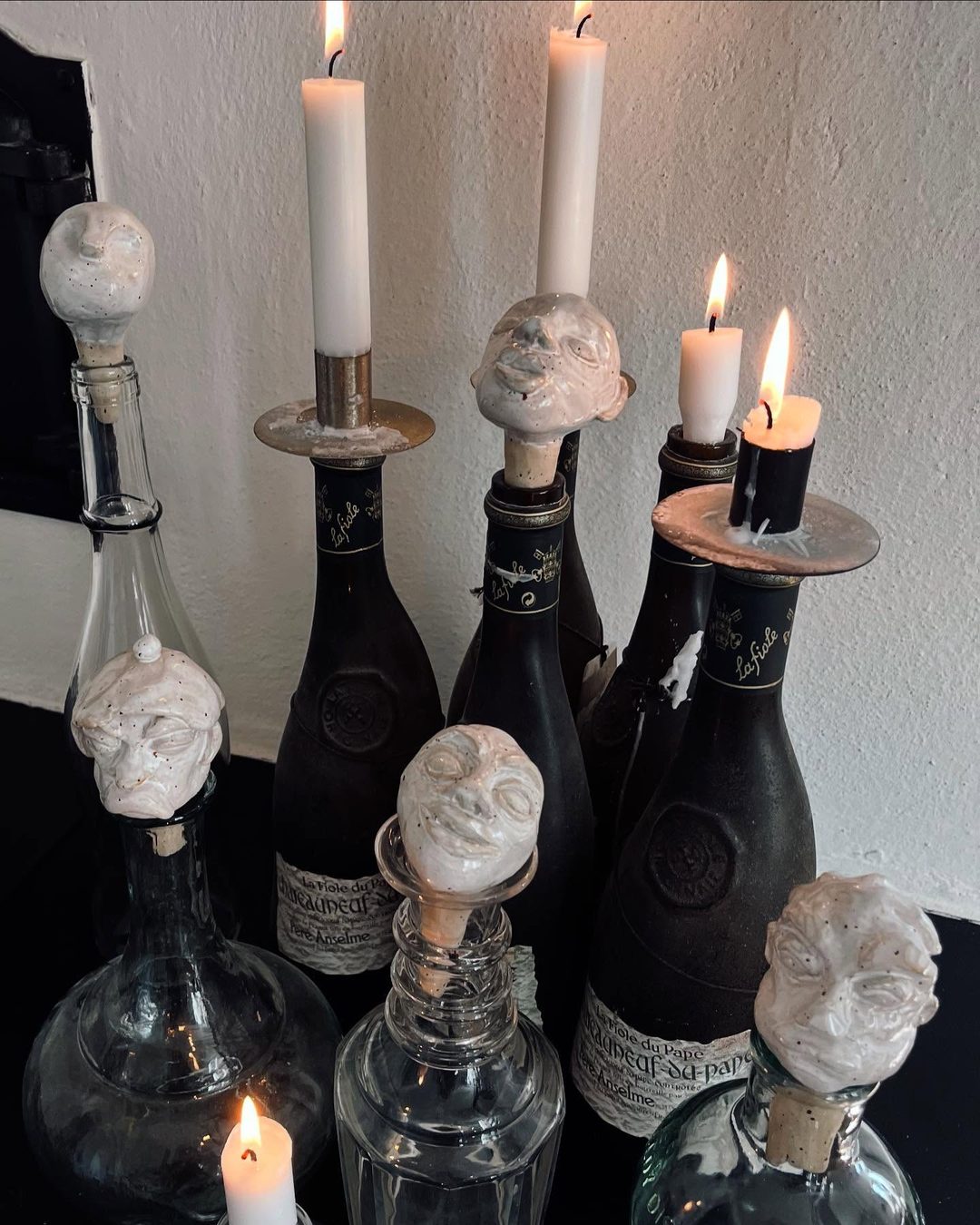 Samling vinhuvuden i levande ljus
